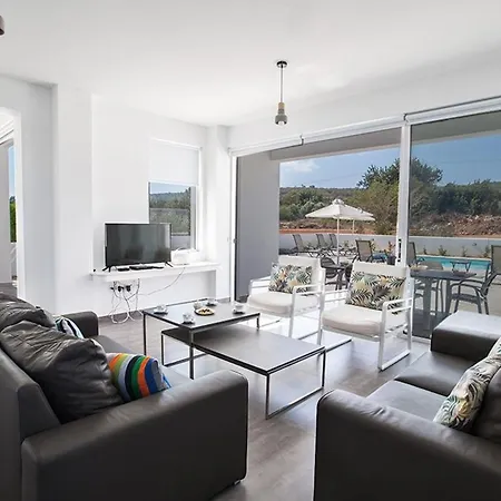 Ochosto Loux - Fabulous 5 Bedroom With Private Pool *