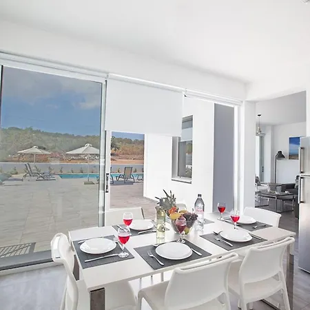 Ochosto Loux - Fabulous 5 Bedroom With Private Pool